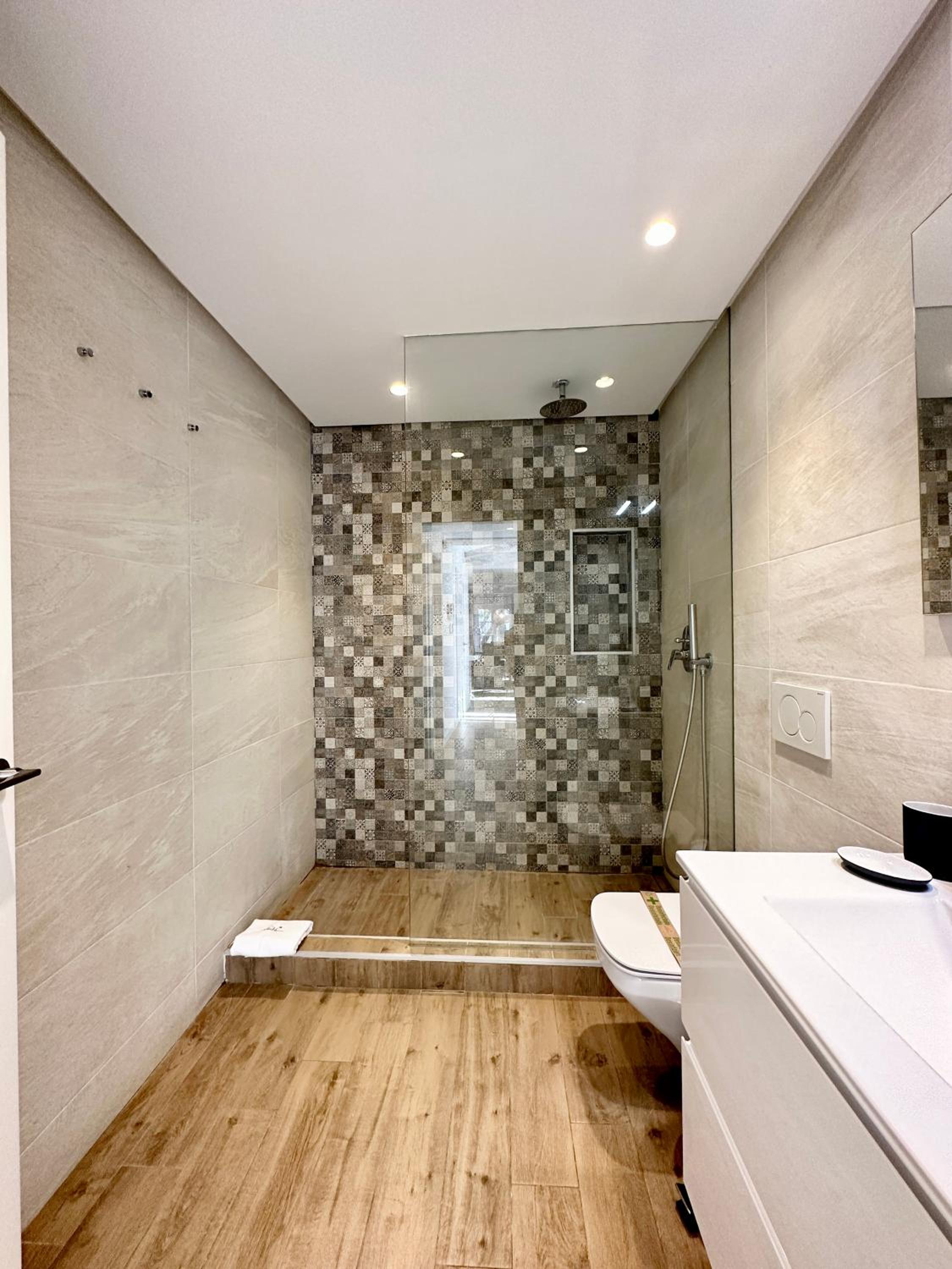 Old Town Modern Flat, 4 Minutes From Beach - EaW Homes view 4