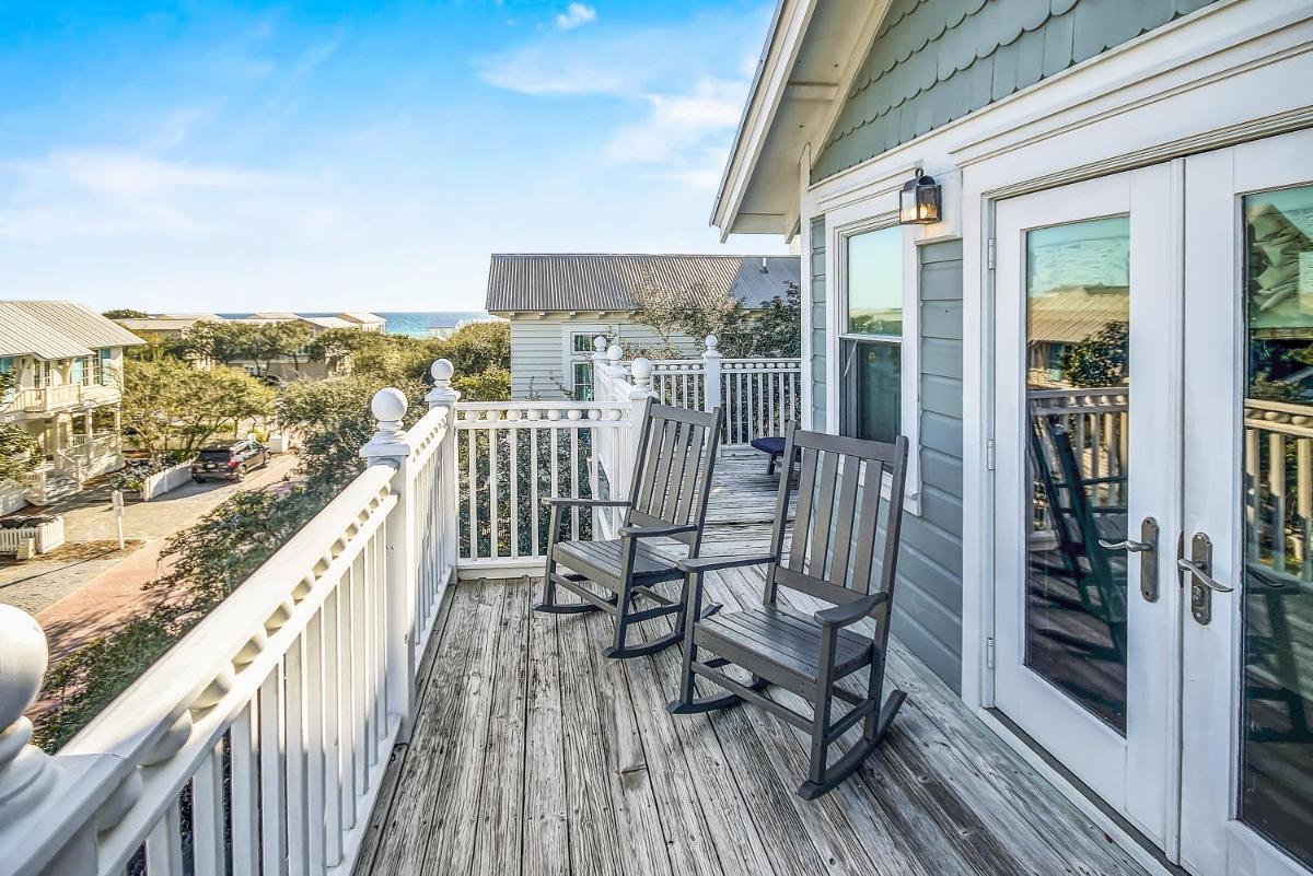 Short Distance to the White Sandy Beaches, Rendezvous Main House Carriage in Seaside home
