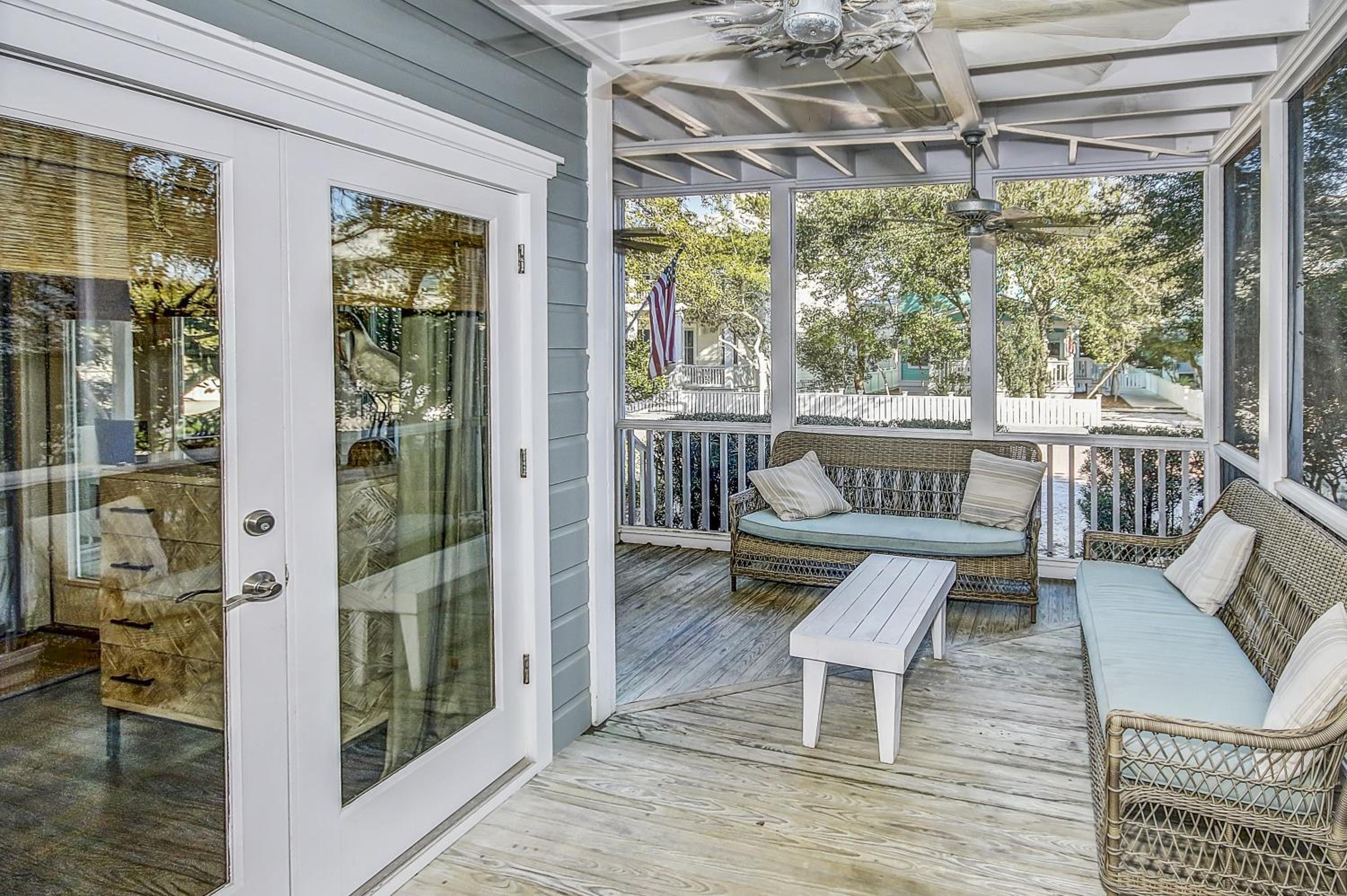 Short Distance to the White Sandy Beaches, Rendezvous Main House Carriage in Seaside home