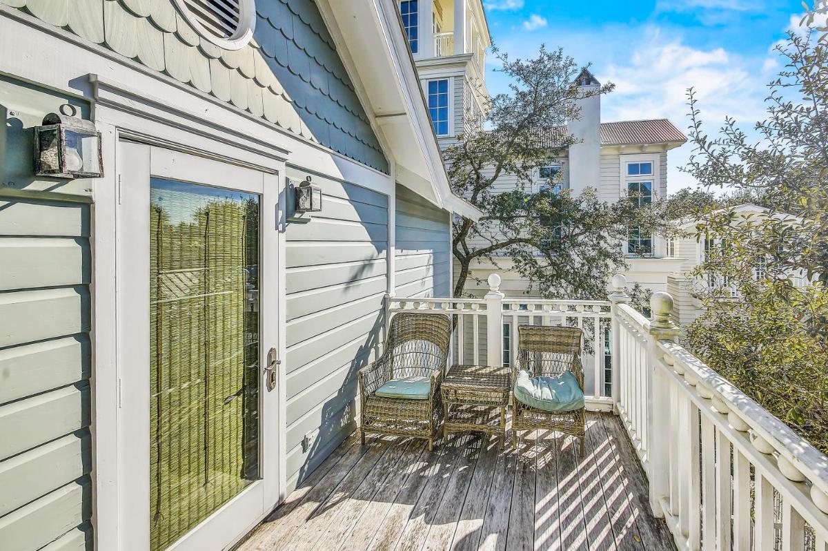 Short Distance to the White Sandy Beaches, Rendezvous Main House Carriage in Seaside home