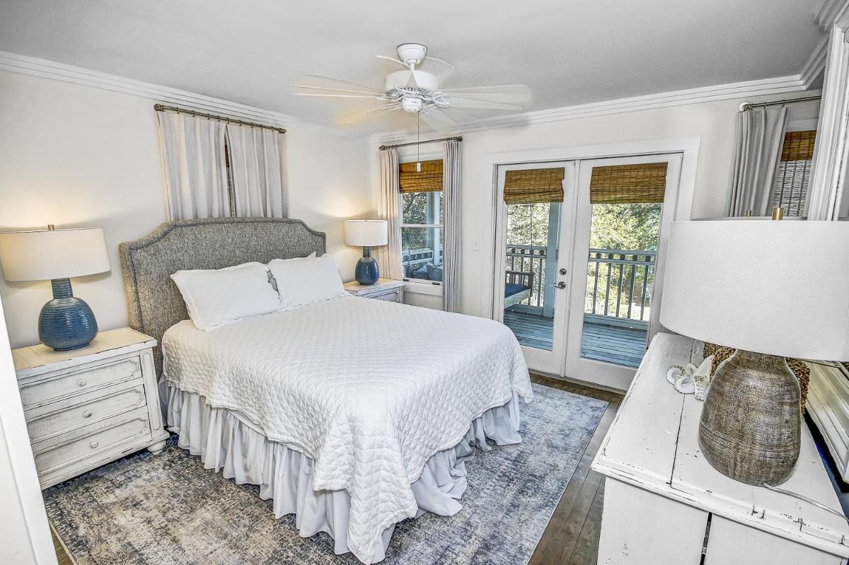 Short Distance to the White Sandy Beaches, Rendezvous Main House Carriage in Seaside home