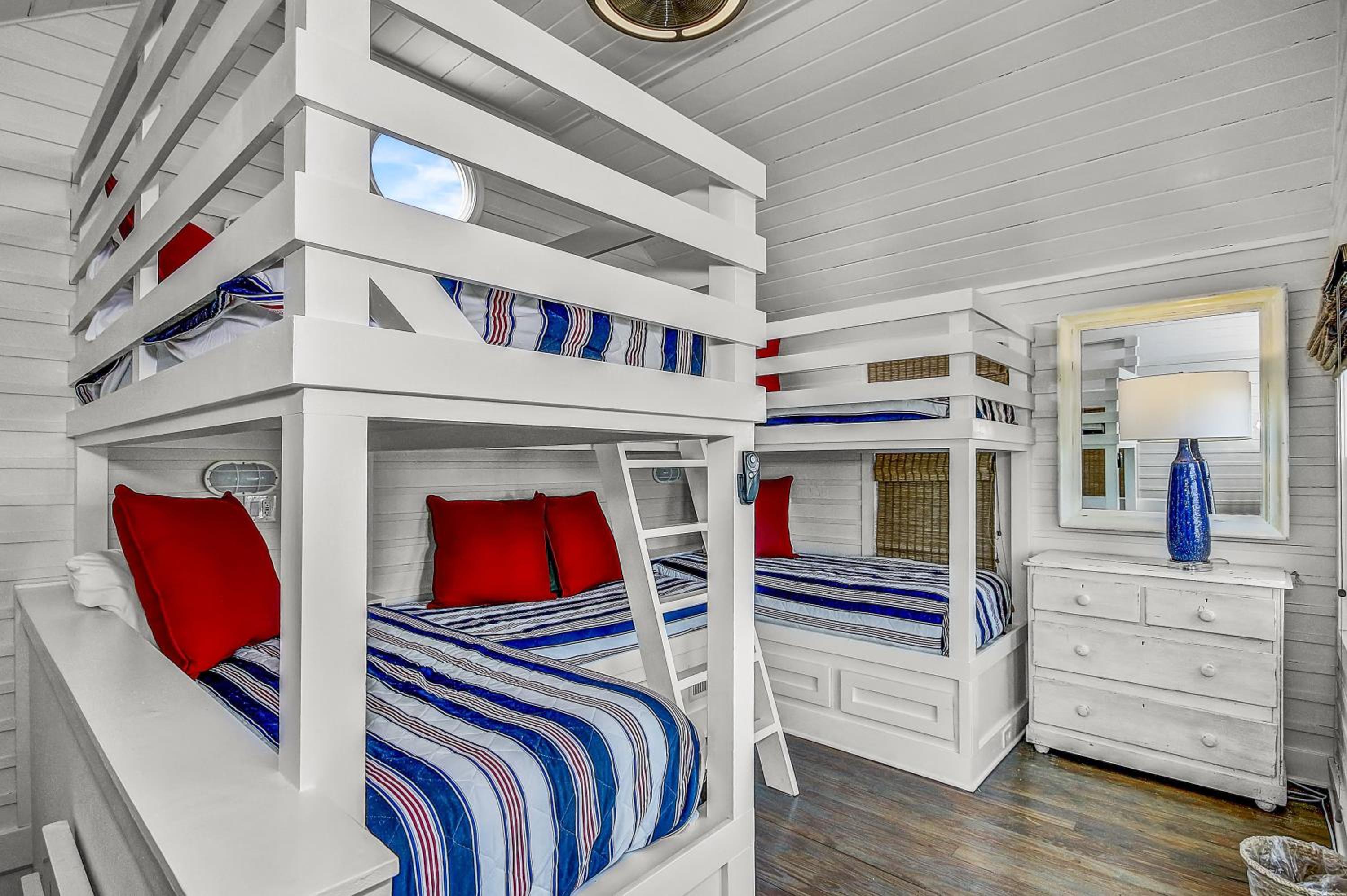 Short Distance to the White Sandy Beaches, Rendezvous Main House Carriage in Seaside home