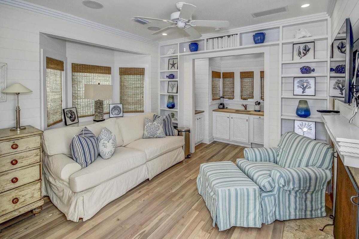 Short Distance to the White Sandy Beaches, Rendezvous Main House Carriage in Seaside home