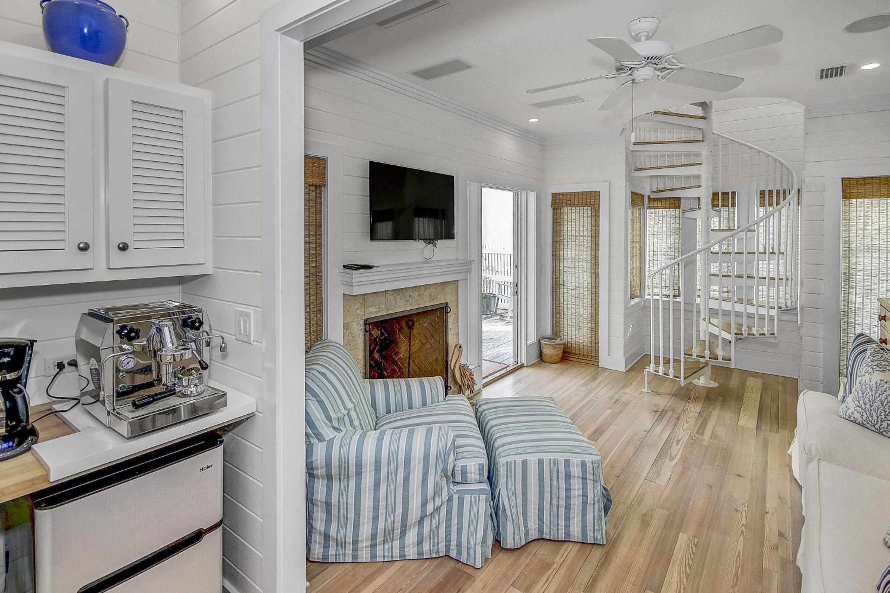 Short Distance to the White Sandy Beaches, Rendezvous Main House Carriage in Seaside home