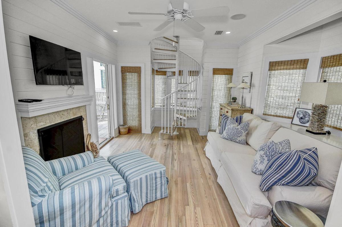 Short Distance to the White Sandy Beaches, Rendezvous Main House Carriage in Seaside home