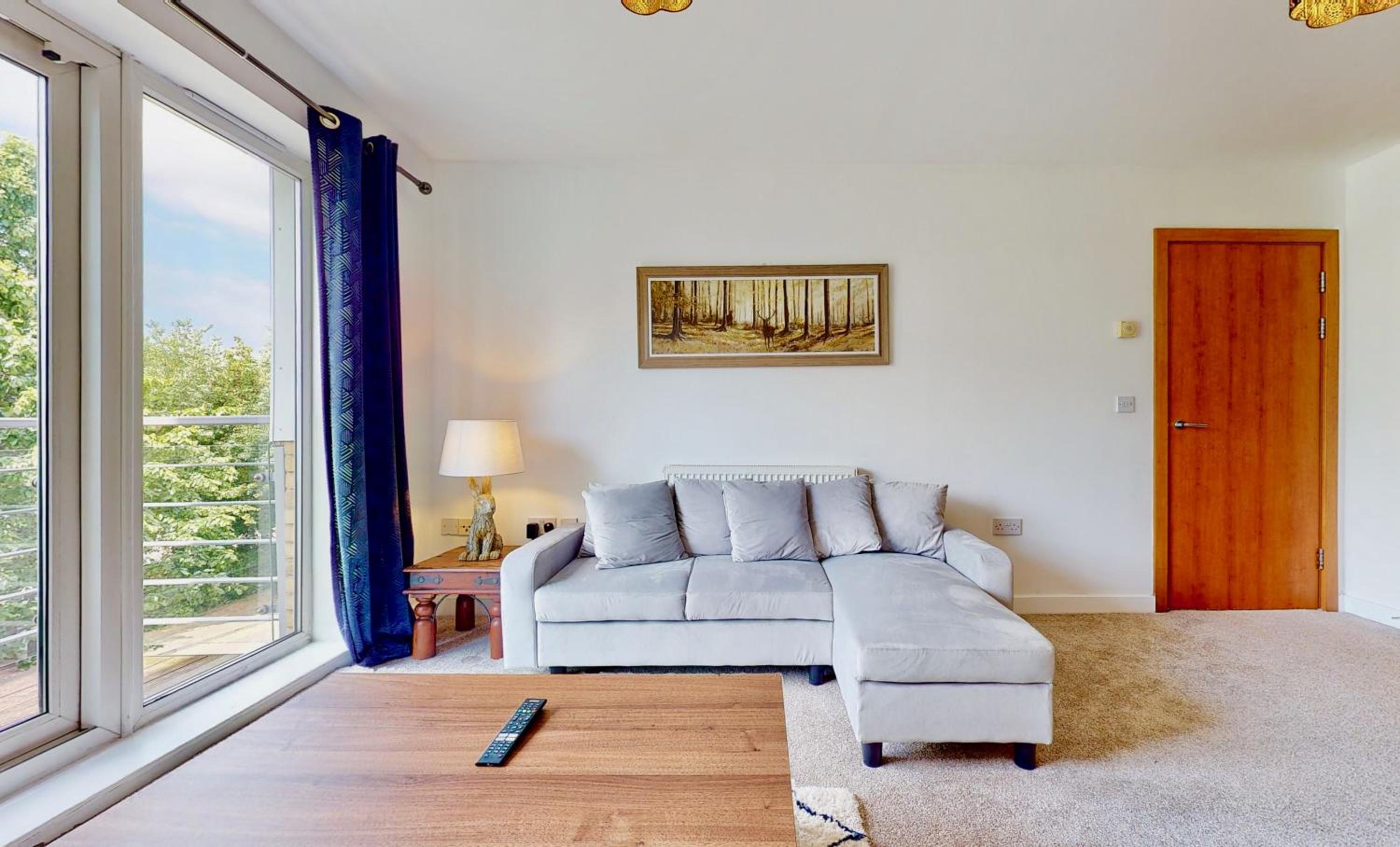 Riverside Apartment with Parking 1 Mile from Town Centre view 3