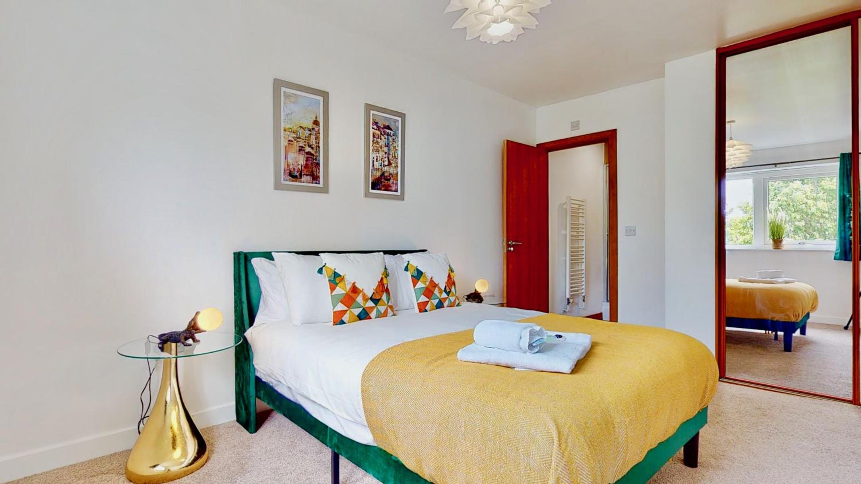 Riverside Apartment with Parking 1 Mile from Town Centre view 2