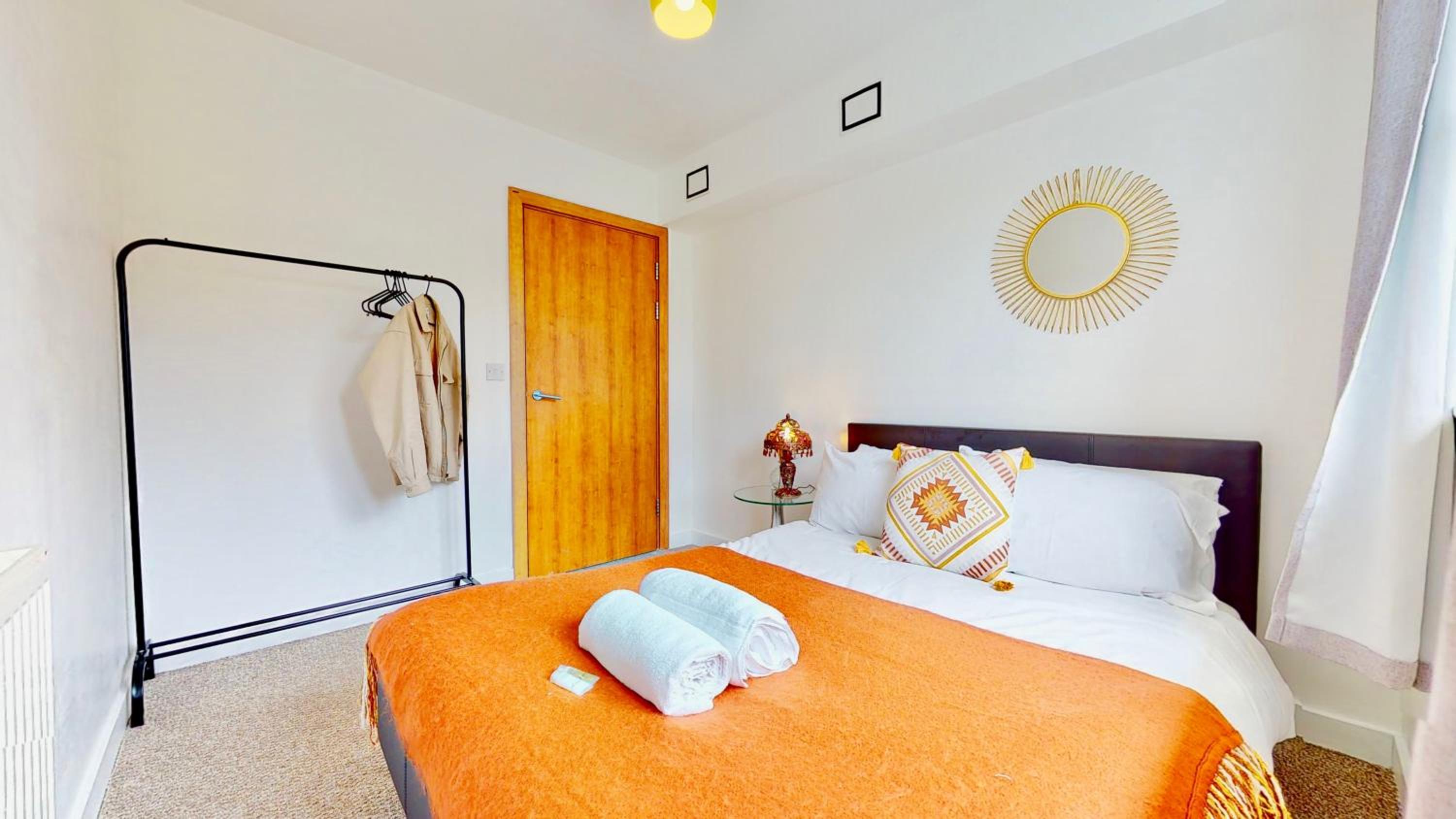 Riverside Apartment with Parking 1 Mile from Town Centre view 5