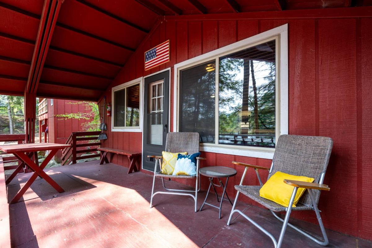 Hide-A-Way Waterfront Cottages