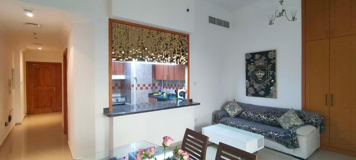 2 BR apartment with a beautiful view of the Marina minimum 5 night