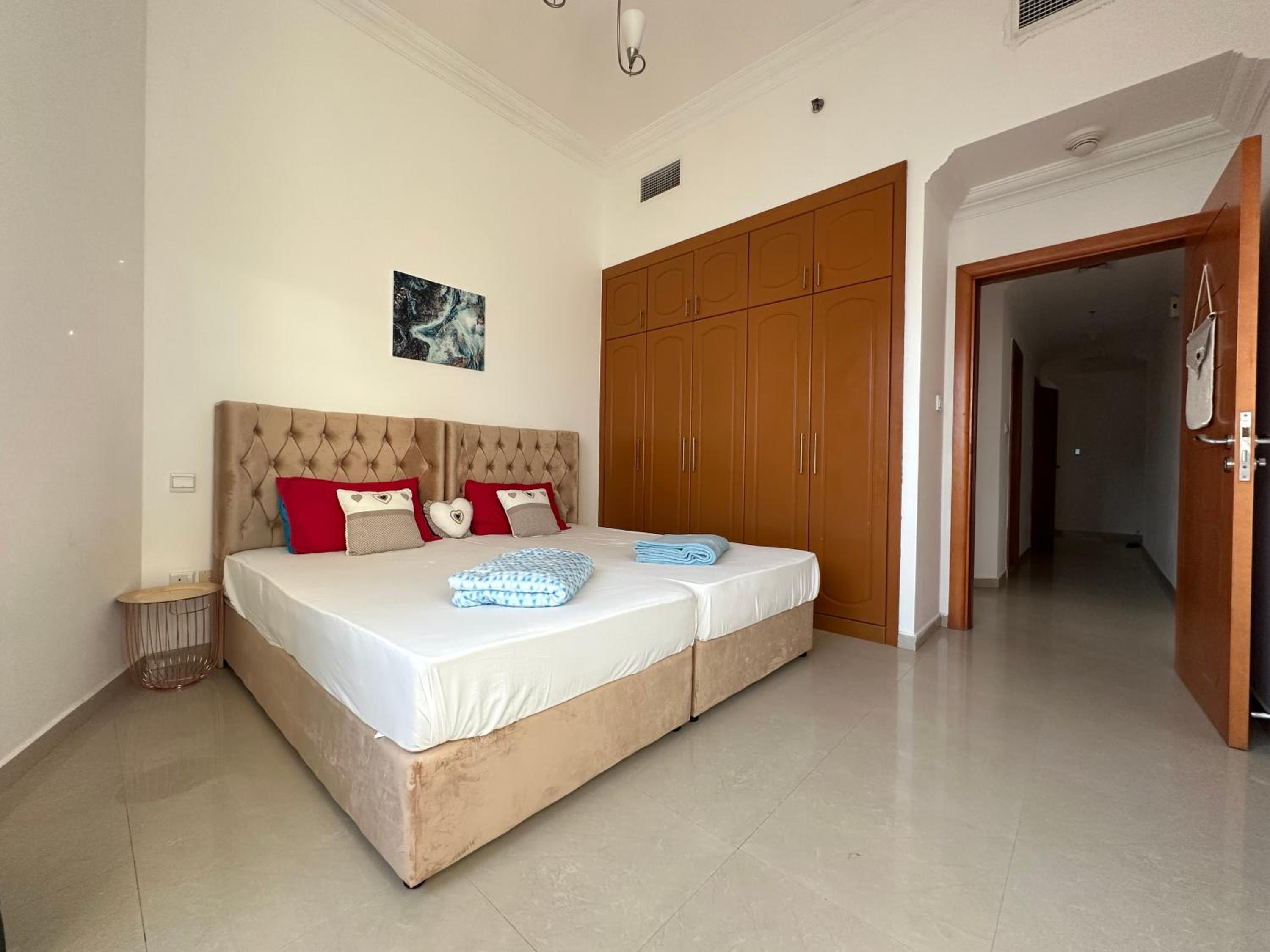 2 BR apartment with a beautiful view of the Marina minimum 5 night