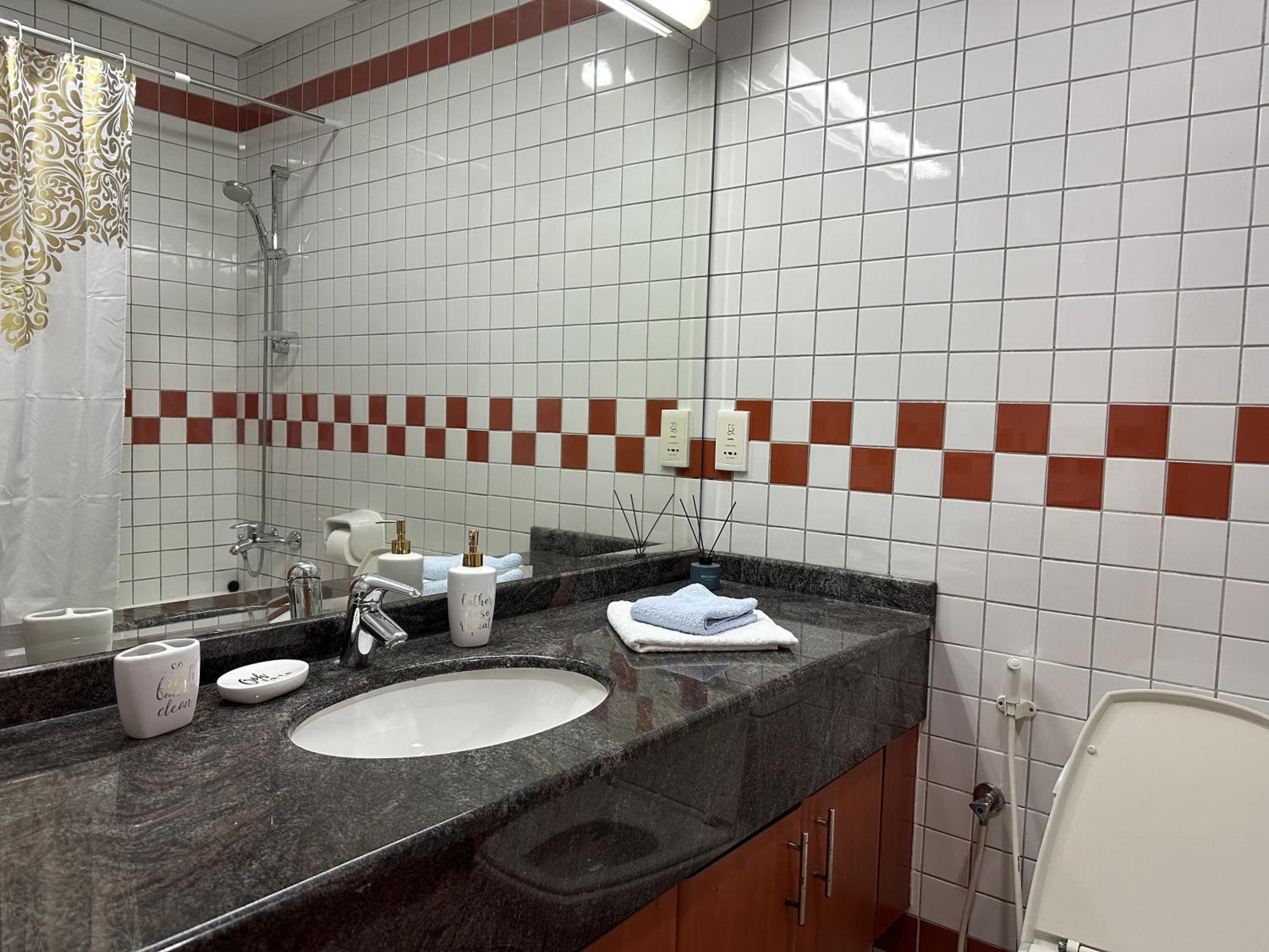 2 BR apartment with a beautiful view of the Marina minimum 5 night