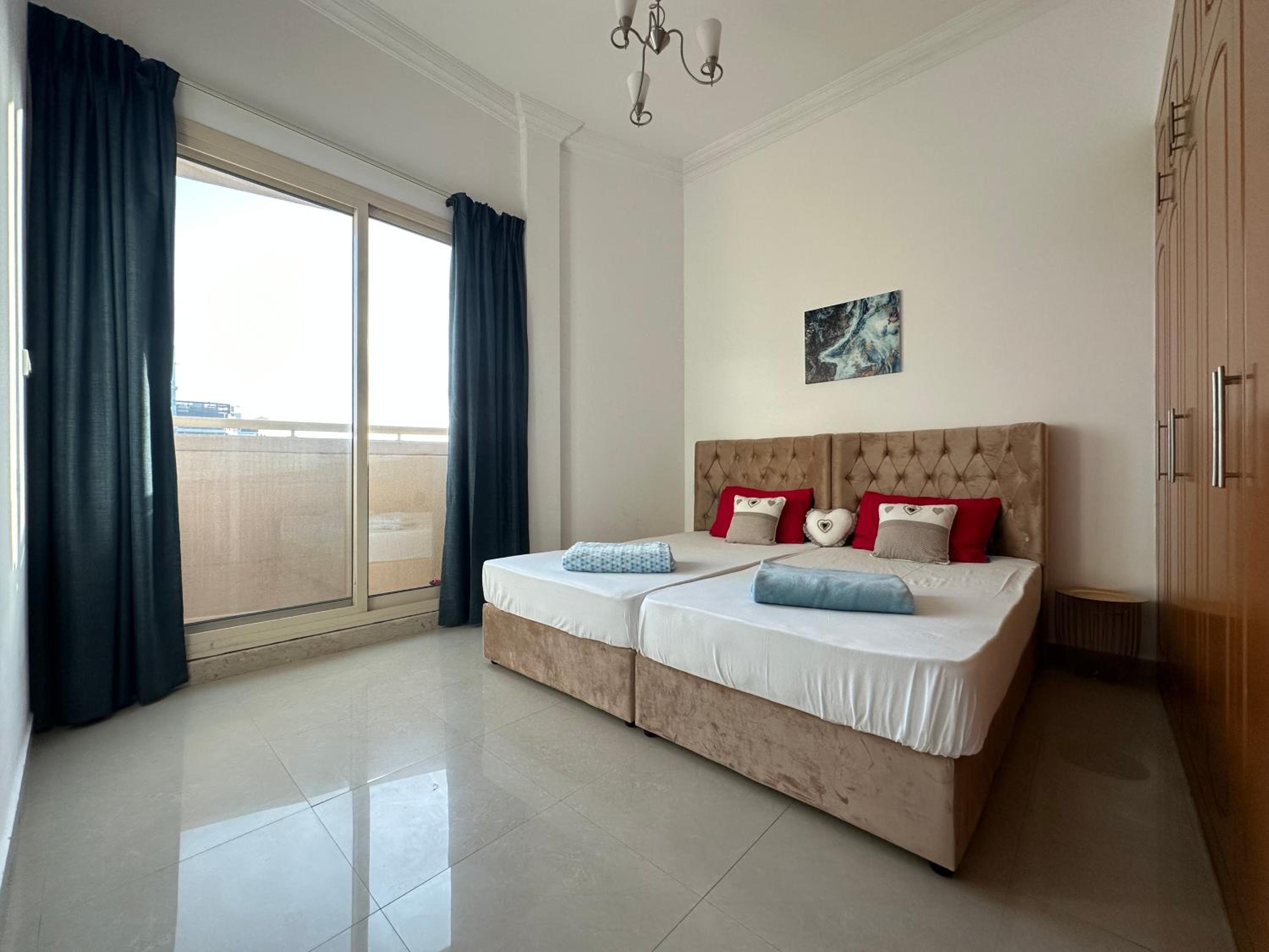 2 BR apartment with a beautiful view of the Marina minimum 5 night