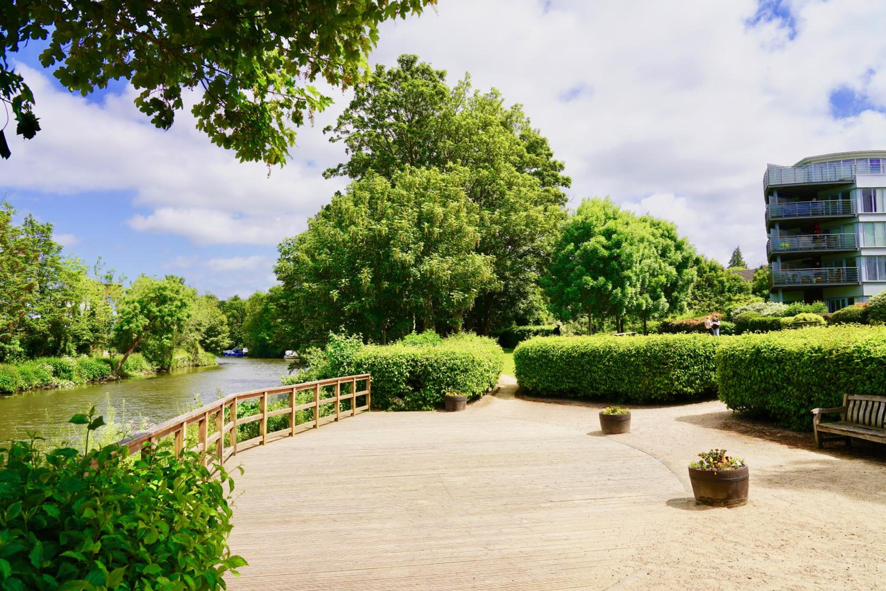 Riverside Apartment with Parking 1 Mile from Town Centre view 4