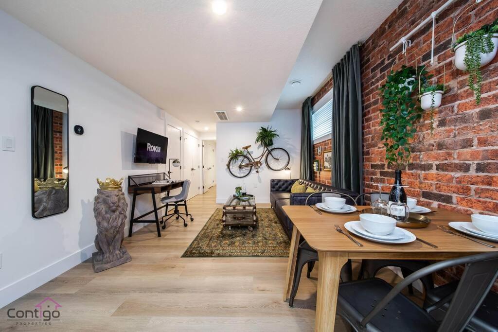 Luxe New York Style Bsmt Suite, Near DT & WEM, King Bed, WiFi