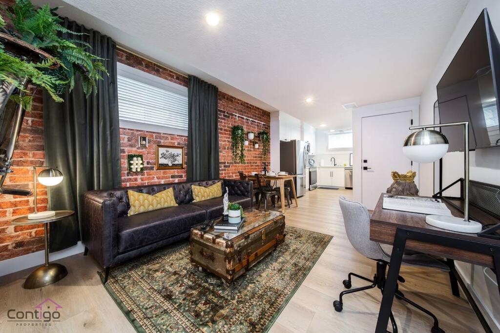 Luxe New York Style Bsmt Suite, Near DT & WEM, King Bed, WiFi