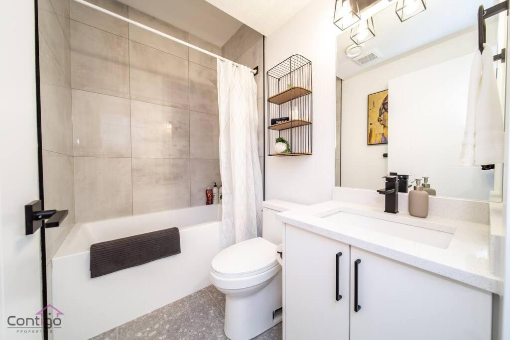 Luxe New York Style Bsmt Suite, Near DT & WEM, King Bed, WiFi