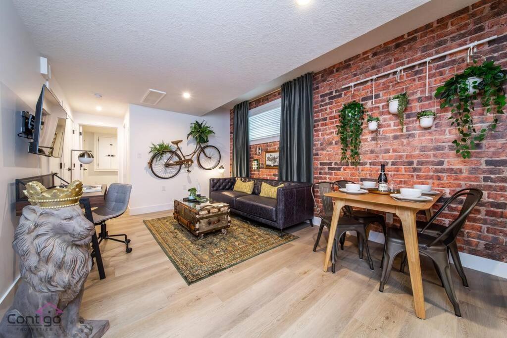 Luxe New York Style Bsmt Suite, Near DT & WEM, King Bed, WiFi