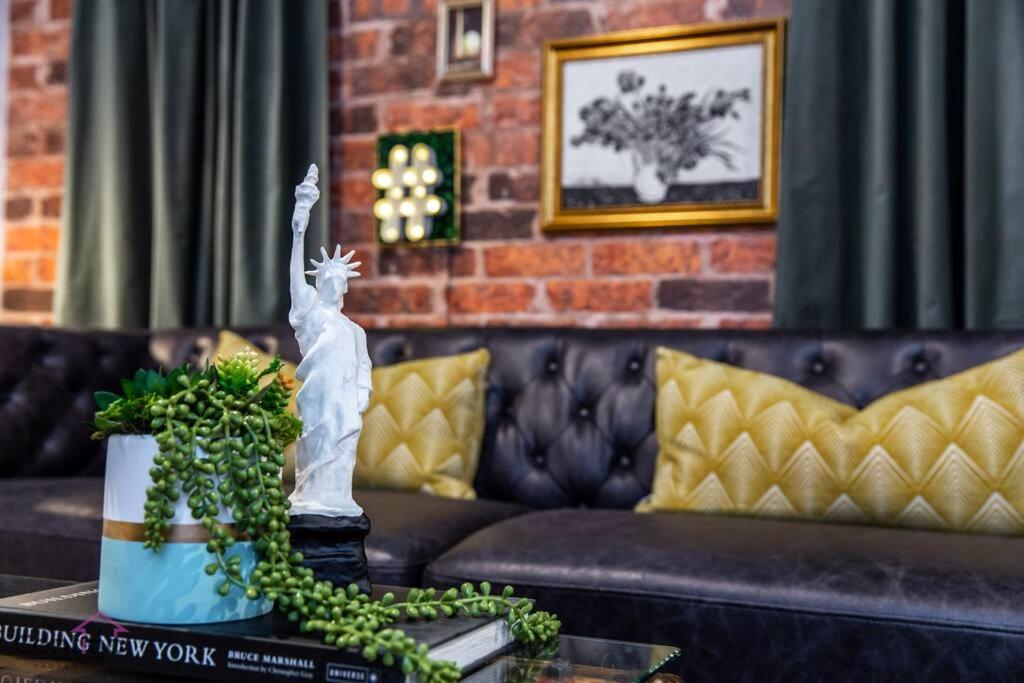 Luxe New York Style Bsmt Suite, Near DT & WEM, King Bed, WiFi