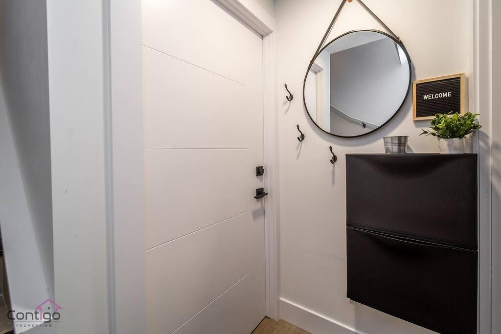 Luxe New York Style Bsmt Suite, Near DT & WEM, King Bed, WiFi