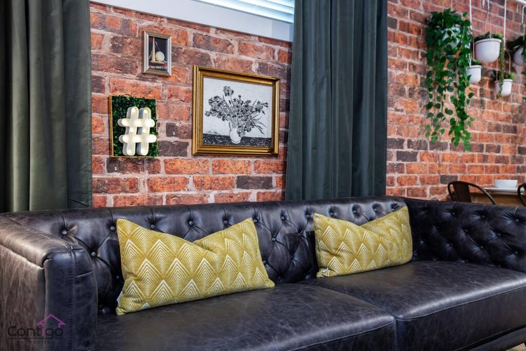 Luxe New York Style Bsmt Suite, Near DT & WEM, King Bed, WiFi