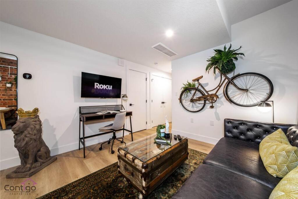 Luxe New York Style Bsmt Suite, Near DT & WEM, King Bed, WiFi