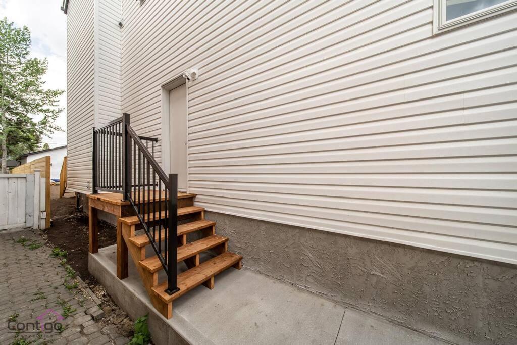 Luxe New York Style Bsmt Suite, Near DT & WEM, King Bed, WiFi
