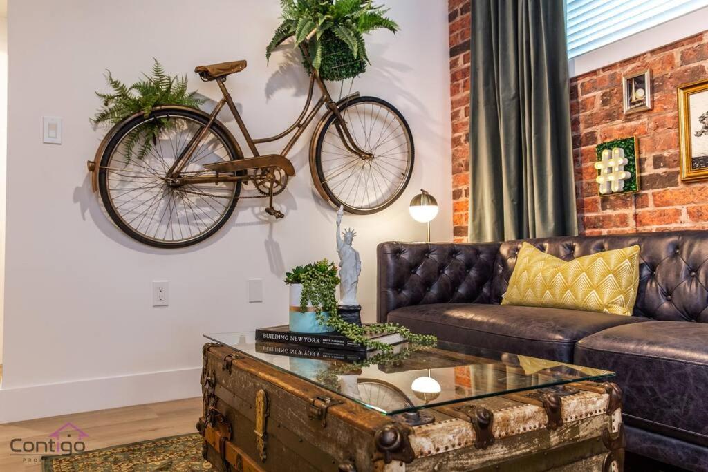 Luxe New York Style Bsmt Suite, Near DT & WEM, King Bed, WiFi