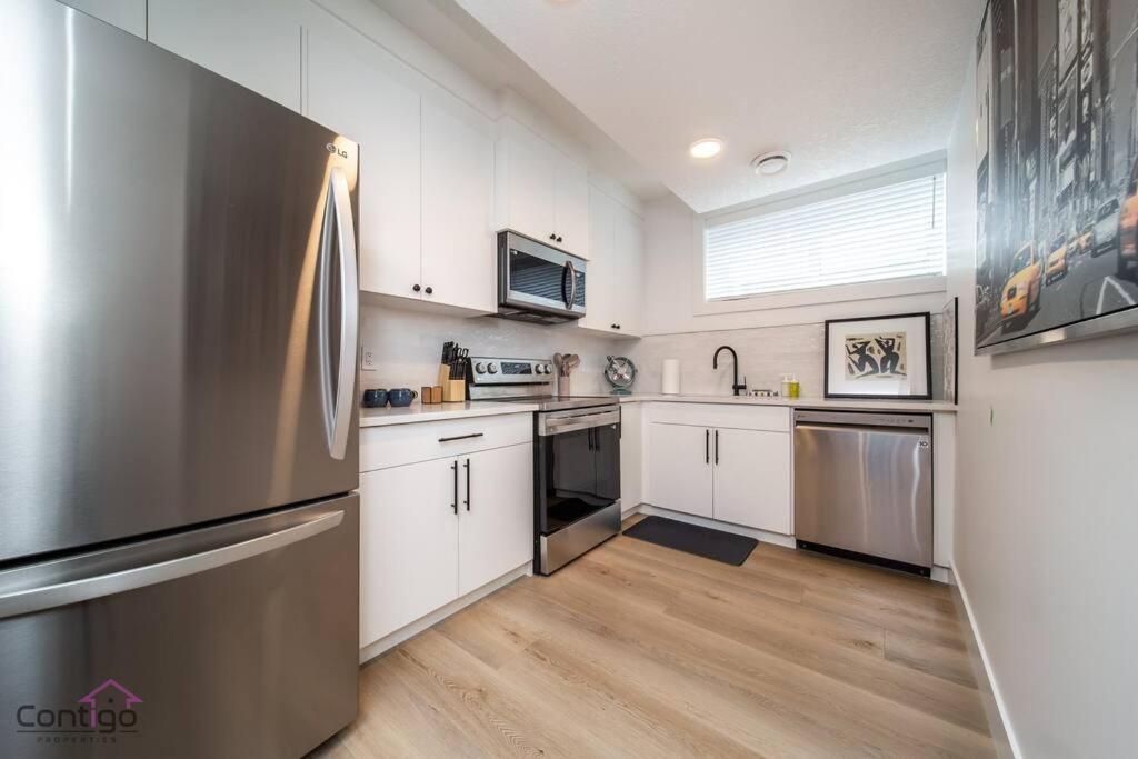 Luxe New York Style Bsmt Suite, Near DT & WEM, King Bed, WiFi