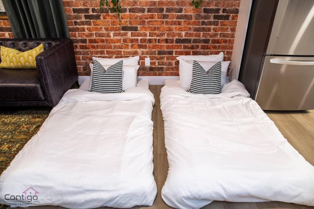 Luxe New York Style Bsmt Suite, Near DT & WEM, King Bed, WiFi