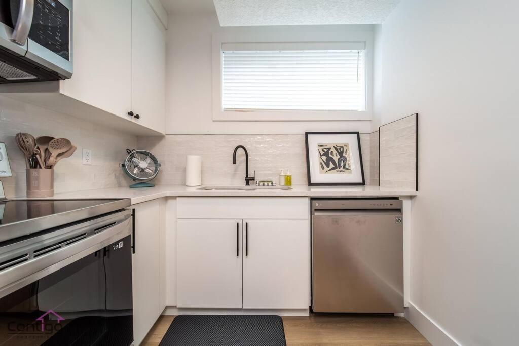 Luxe New York Style Bsmt Suite, Near DT & WEM, King Bed, WiFi