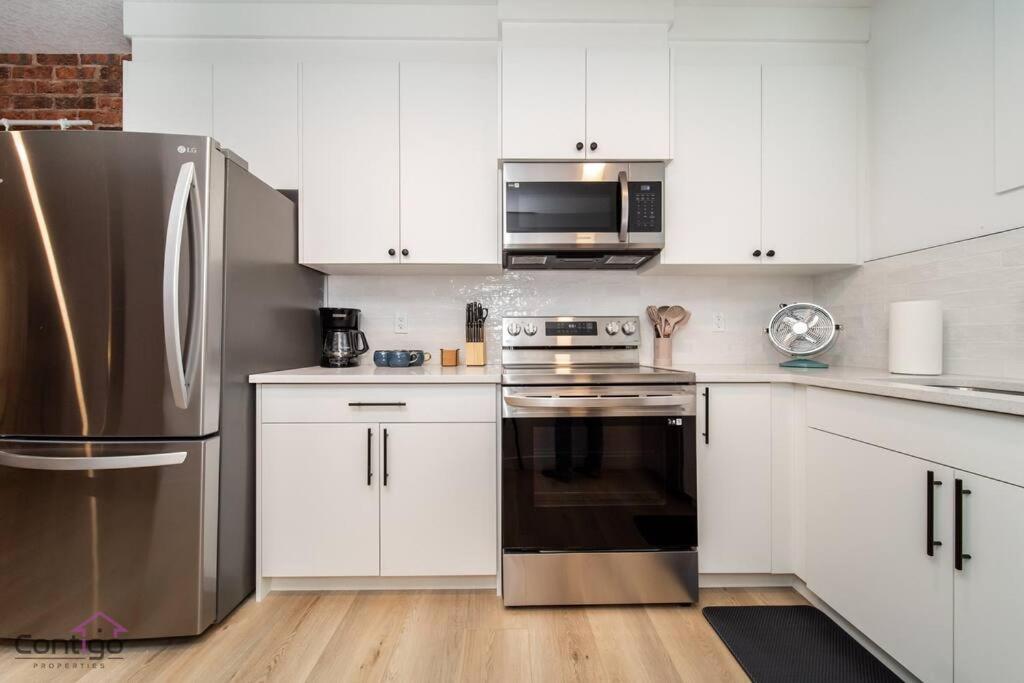 Luxe New York Style Bsmt Suite, Near DT & WEM, King Bed, WiFi