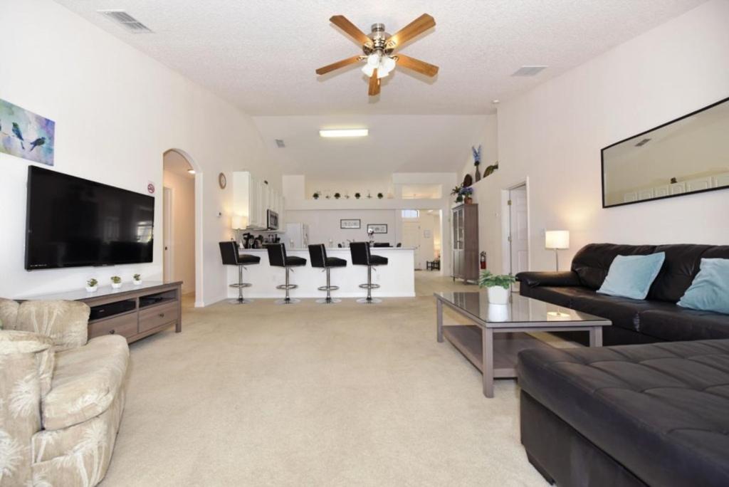 Beautiful 5 Bed Pool Game Room home view 4