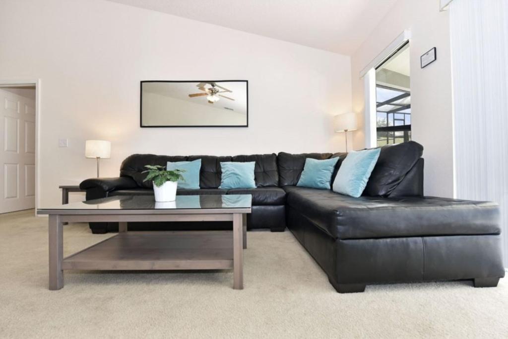 Beautiful 5 Bed Pool Game Room home view 3