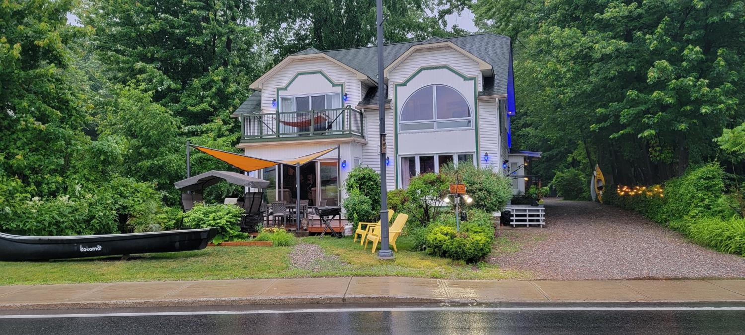 Kokomo INN Bed and Breakfast Ottawa-Gatineau's Only Tropical Riverfront B&B on the National Capital Cycling Pathway Route Verte #1 - for Adults Only - Cham