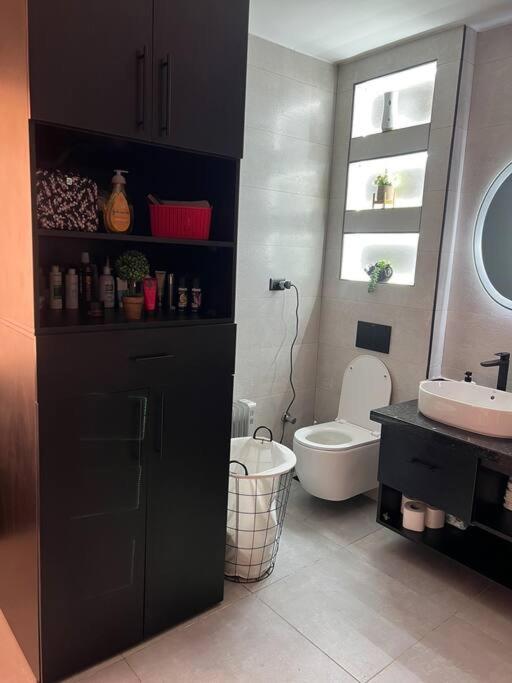 2 Bedrooms Spacious flat 7 mins to Airport