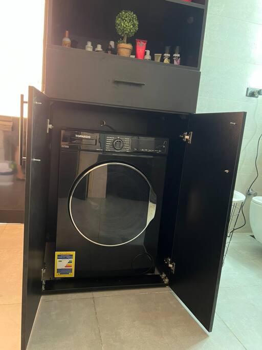 2 Bedrooms Spacious flat 7 mins to Airport