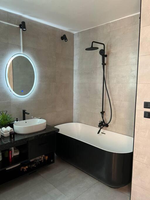 2 Bedrooms Spacious flat 7 mins to Airport