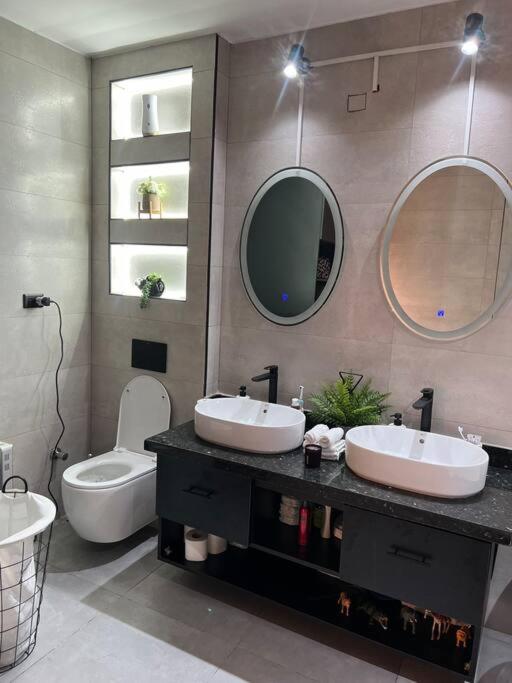 2 Bedrooms Spacious flat 7 mins to Airport
