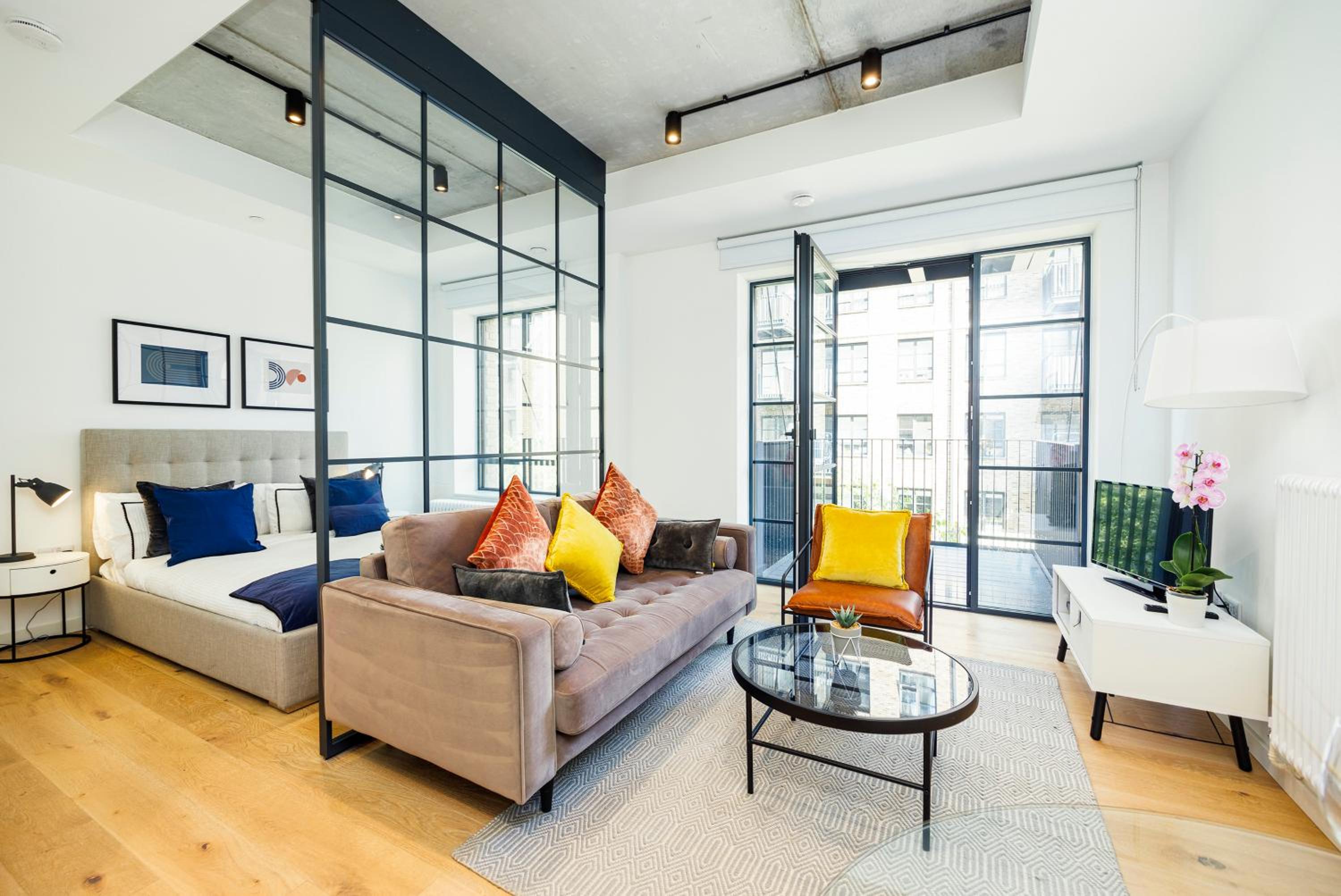 Cosy 1Bed-Business-Leisure-Relocation-Canary Wharf view 2