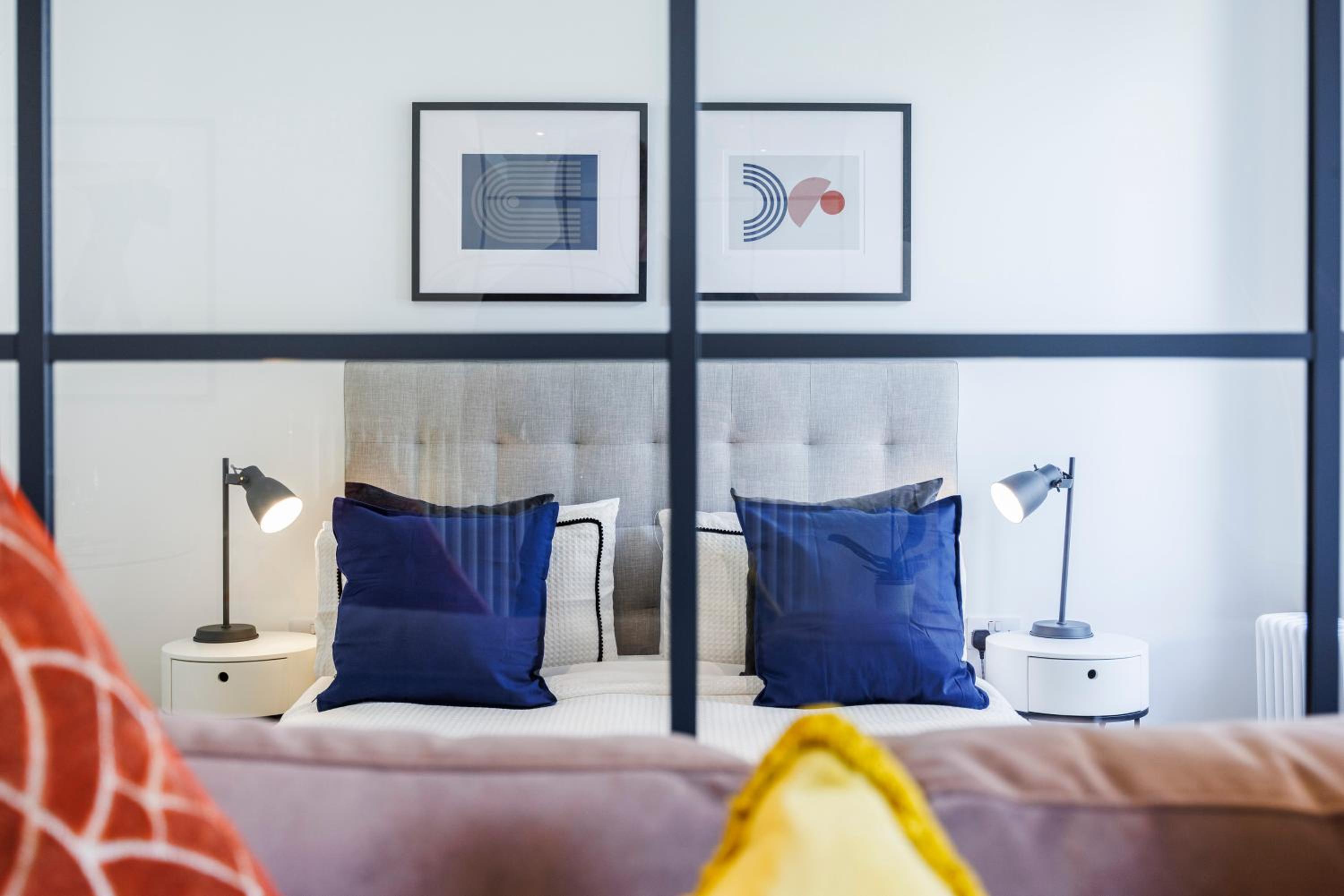 Cosy 1Bed-Business-Leisure-Relocation-Canary Wharf view 5