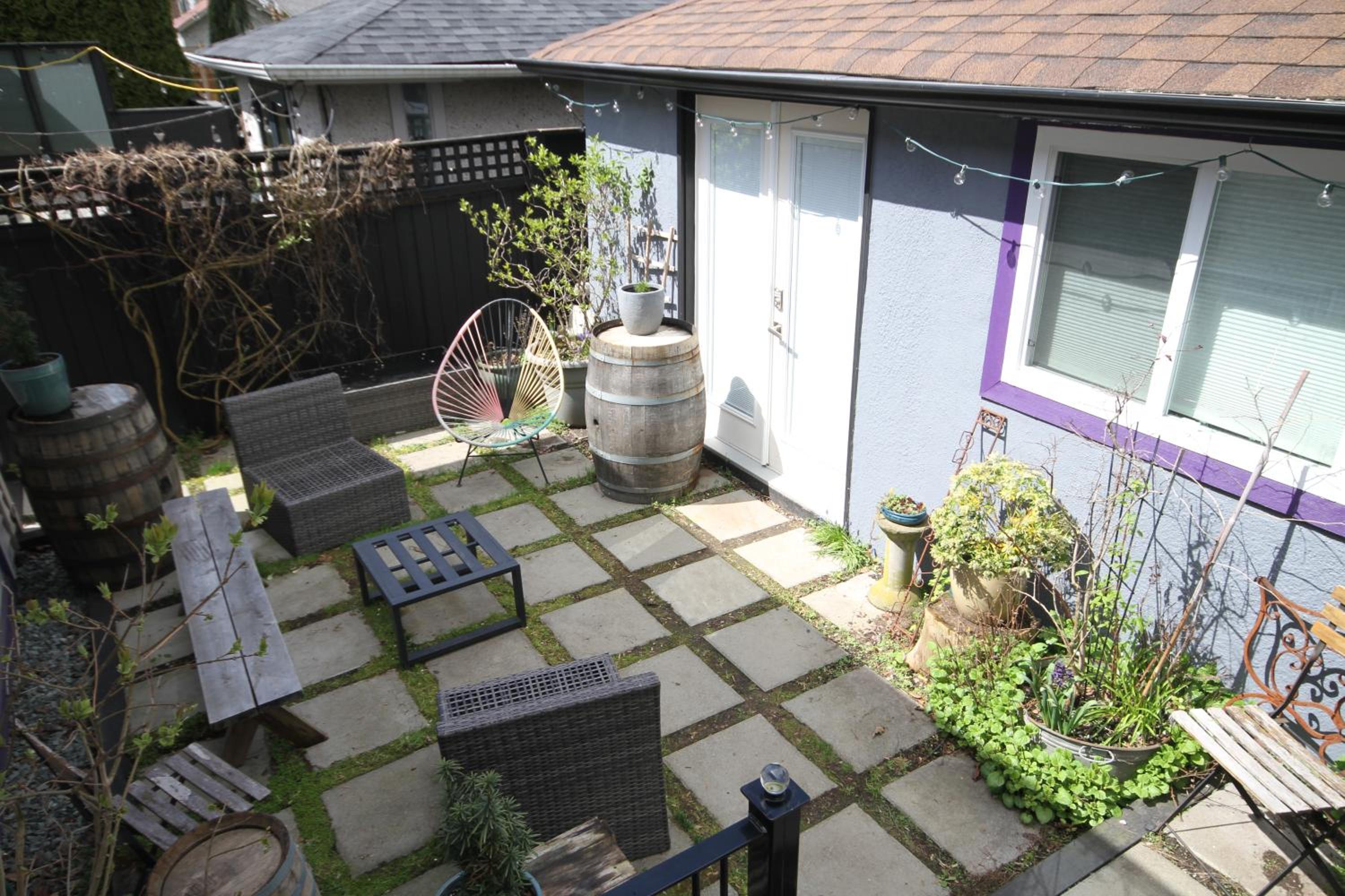 The Orange Door Bungalow- 2-BR w private yard, walkable to cafes & restaurants, 10 min to DT