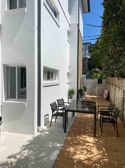 2 bedroom ground floor - Stylish Manly Coast apartment