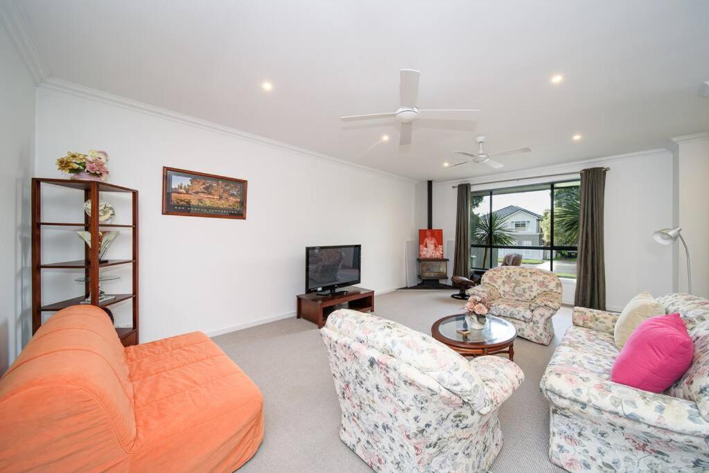 Spacious 3Bd n Pool family holiday home TF2223
