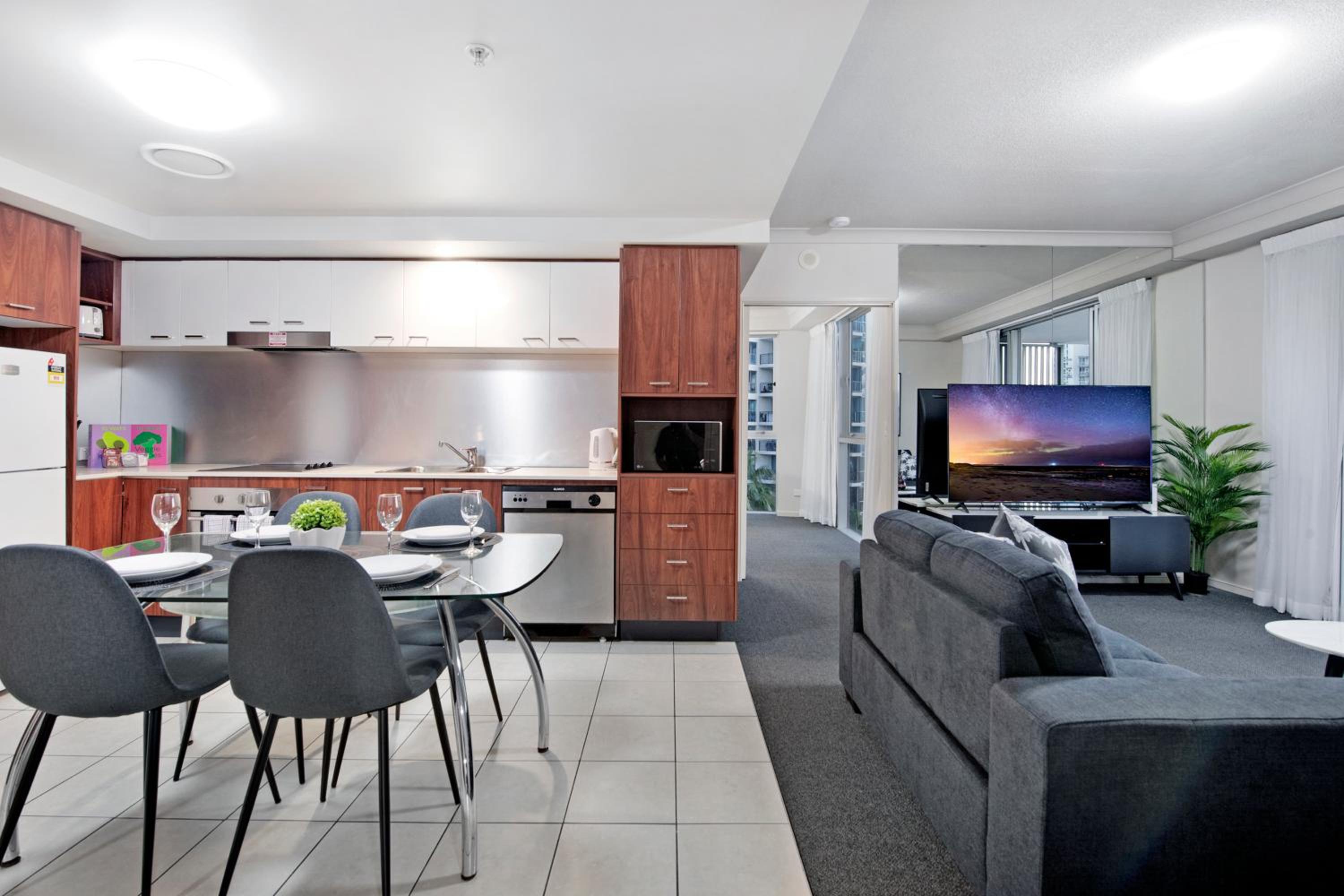 Chevron Renaissance Apartments - Hosted by Wow Stay