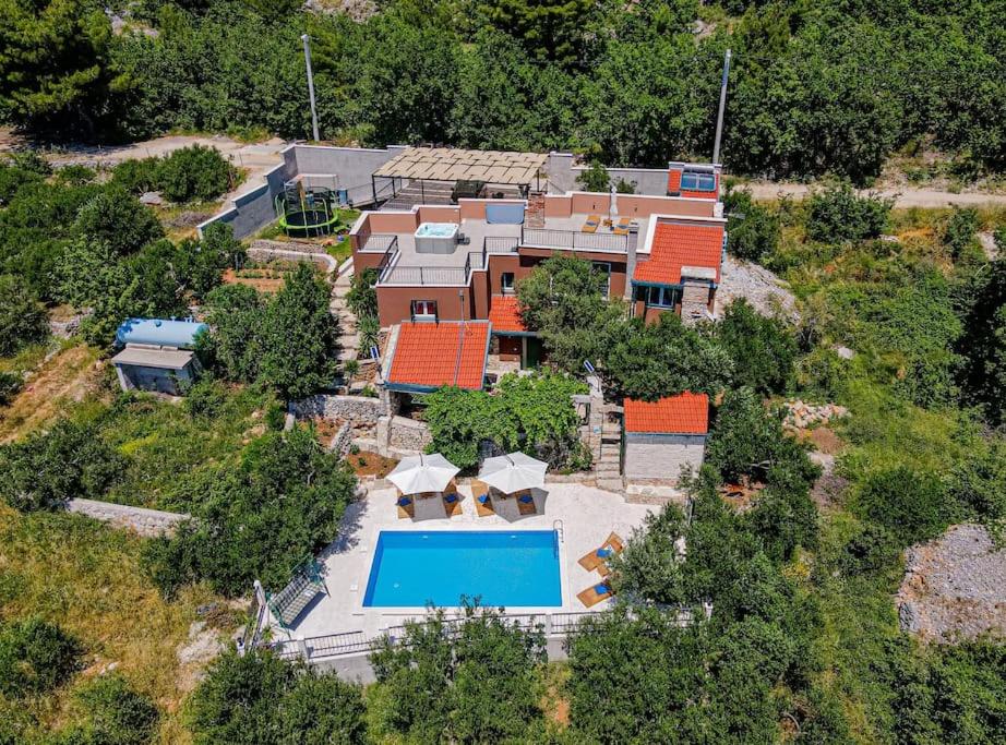 Hotel Betelgeuse - Image 1