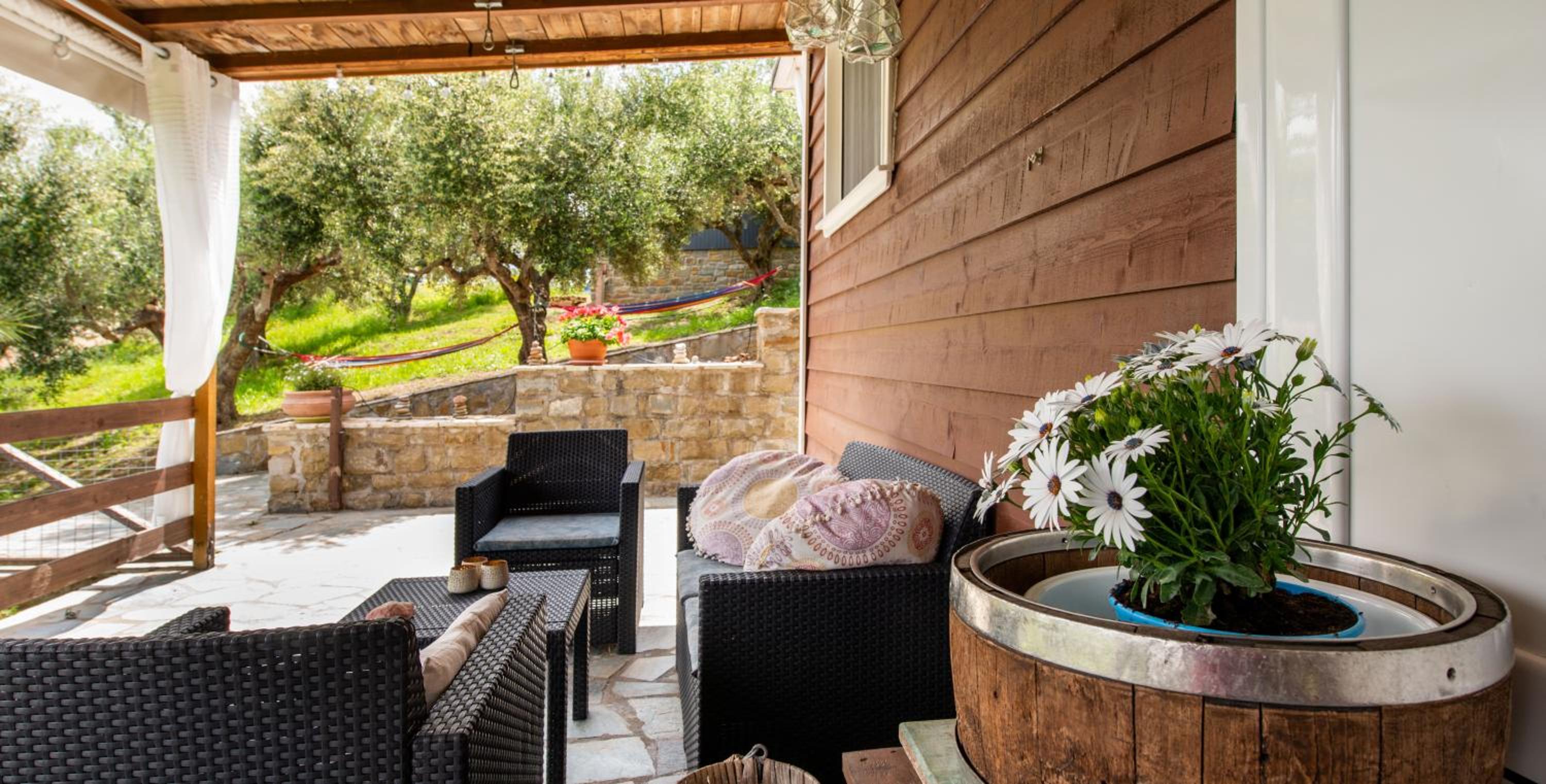 Hakuna Matata Holidays wooden lodge with airco & pool in Greek Olive Grove