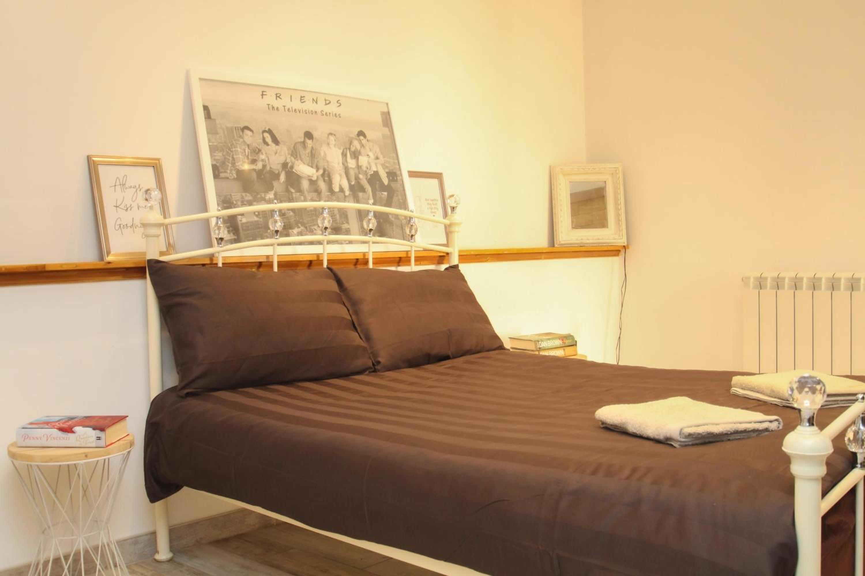 Lavish 2 bed sleeps 5 near Lanark view 4
