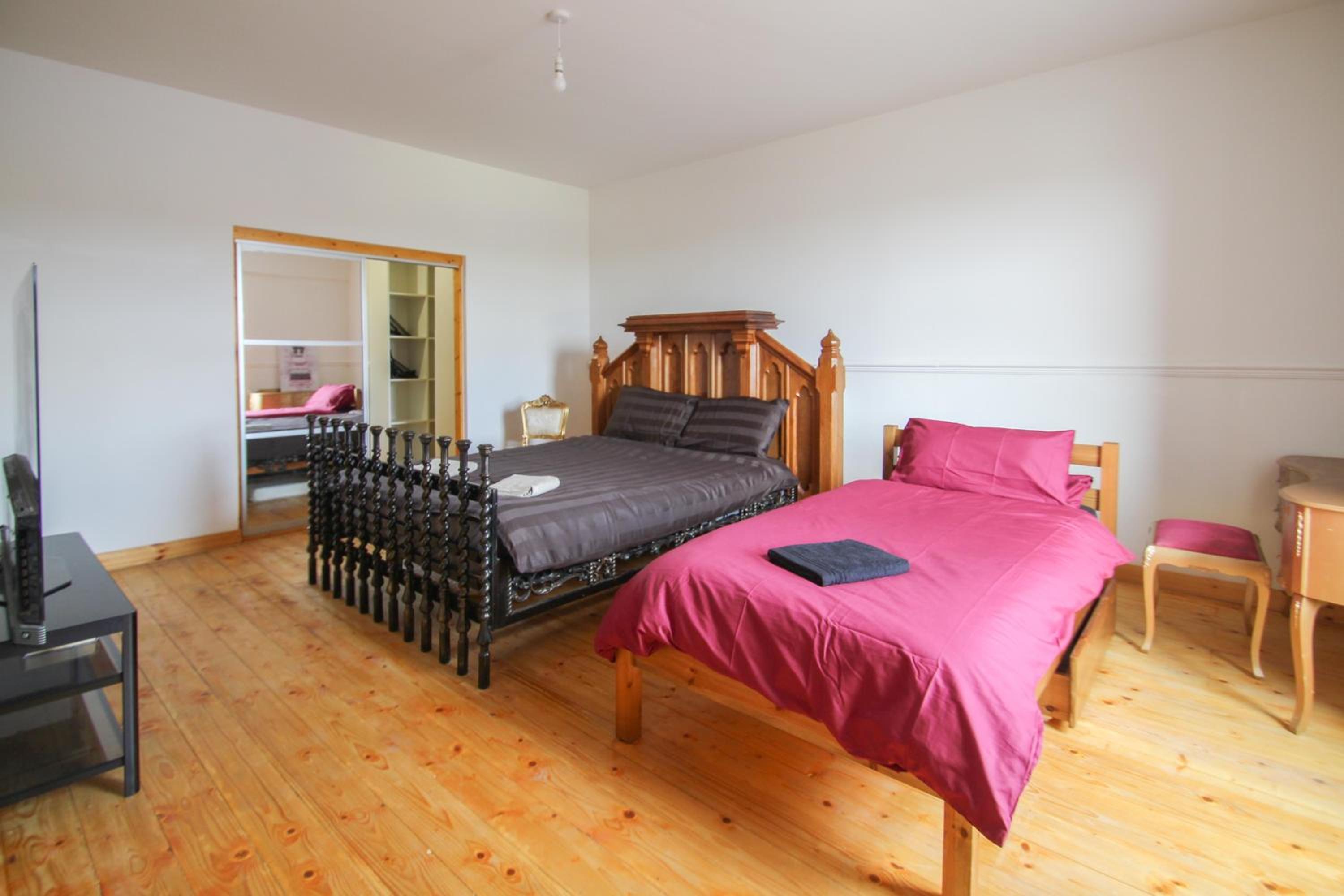 Lavish 2 bed sleeps 5 near Lanark view 2