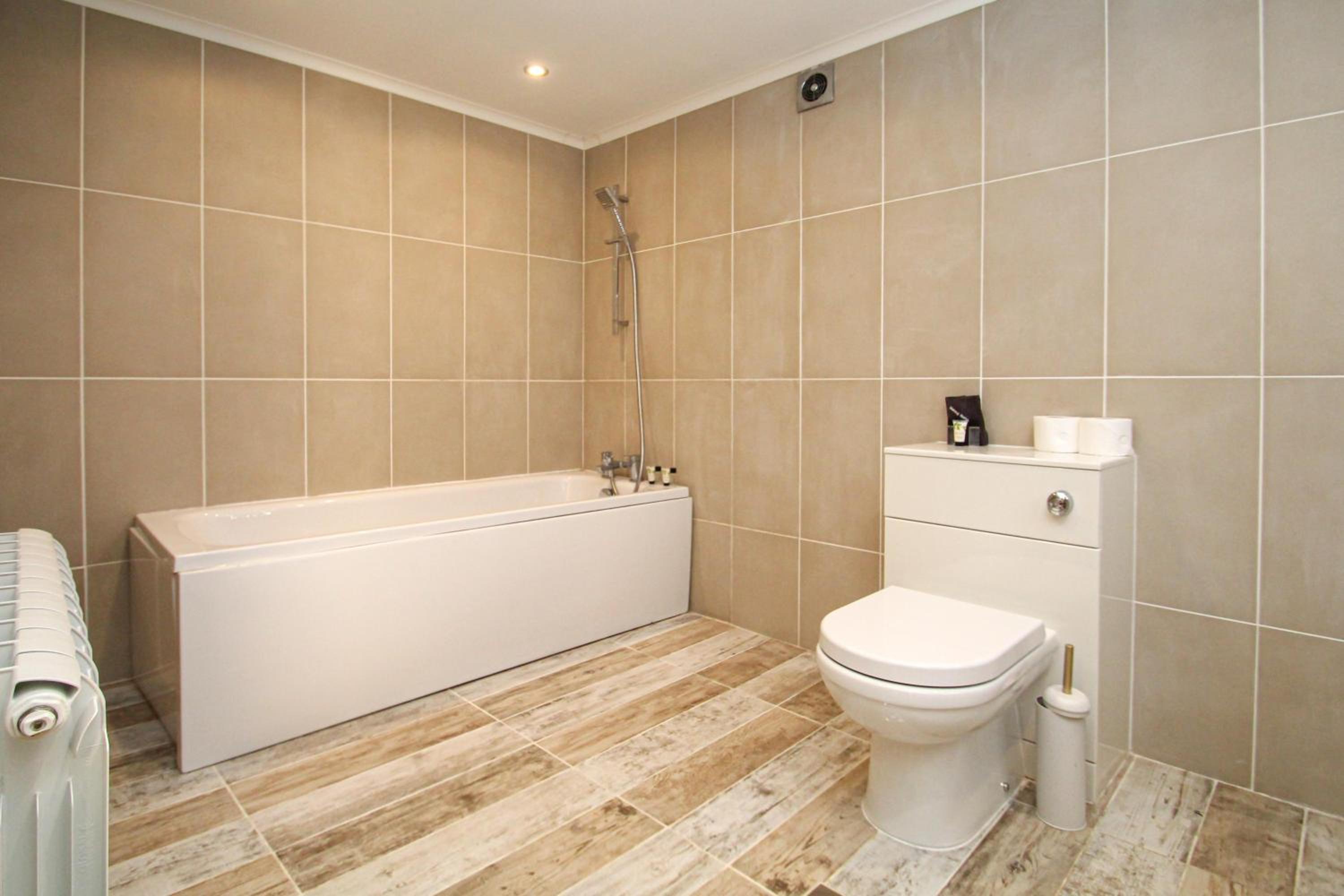 Lavish 2 bed sleeps 5 near Lanark view 5